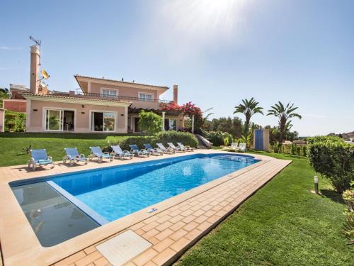 una piscina en el patio trasero de una casa en Villa Amendoeiras by Interhome, en Albufeira