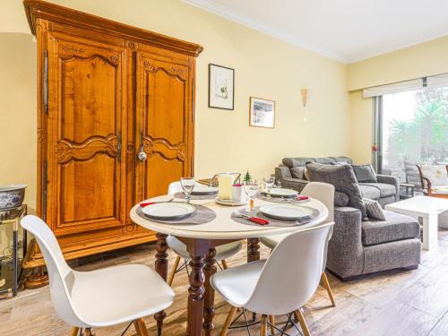 un salon avec une table et des chaises dans l'établissement Apartment Terrasses de la Baie des Anges by Interhome, à Nice