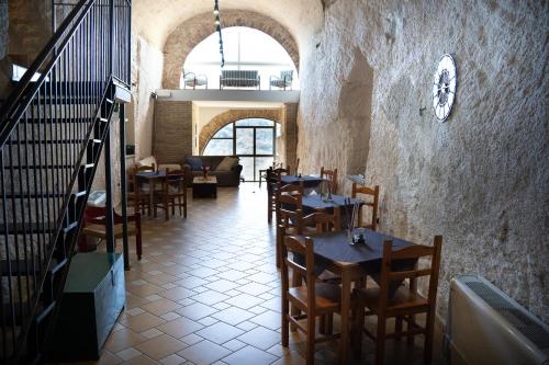 Il Castello di Atessa في Atessa: مطعم فيه طاولات وكراسي في الغرفة