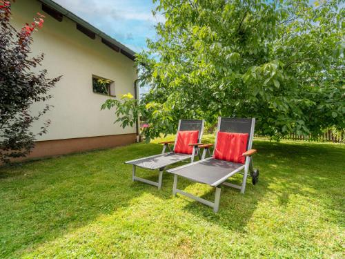 dos sillas sentadas en el césped en un patio en Holiday Home Hetlín by Interhome en Černíny