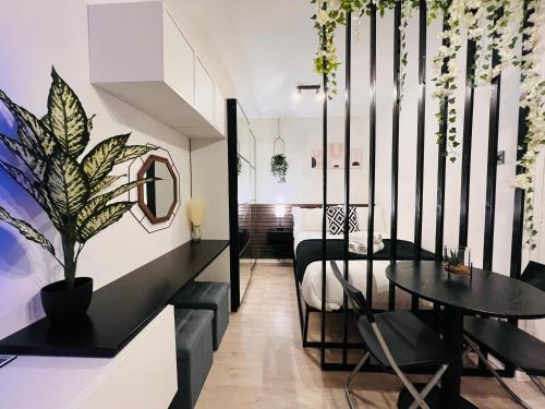 - un salon avec une table et un lit dans l'établissement Hidden Oasis Comfy Studio in New Cross London, à Londres