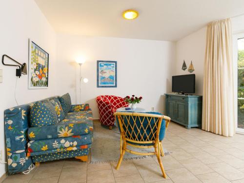 - un salon avec un canapé et une table dans l'établissement Apartment Eickhus Blaue Wohnung by Interhome, à Zinnowitz