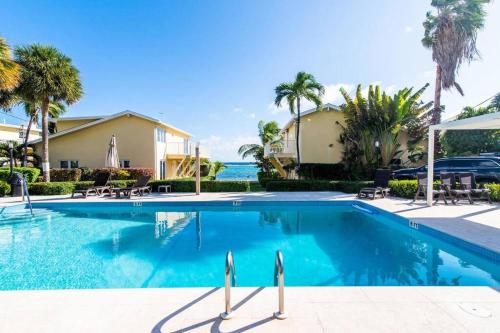 einen Pool in einer Villa mit Palmen in der Unterkunft Incredible Beach Front Villa! in George Town