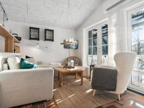 sala de estar con sofá y mesa en Holiday Home Melisa - 100m to the inlet in The Liim Fiord by Interhome, en Sønder Ydby