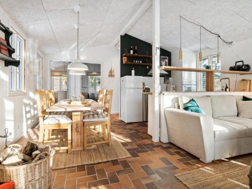 cocina y sala de estar con mesa y sofá en Holiday Home Melisa - 100m to the inlet in The Liim Fiord by Interhome, en Sønder Ydby