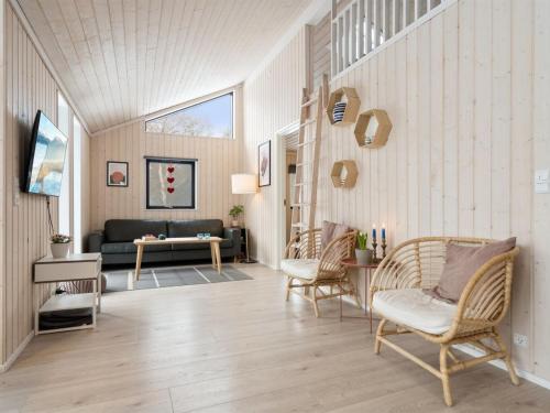 Holiday Home Gyri - 300m from the sea in Djursland and Mols by Interhome في Ørsted: غرفة معيشة مع أريكة وكراسي