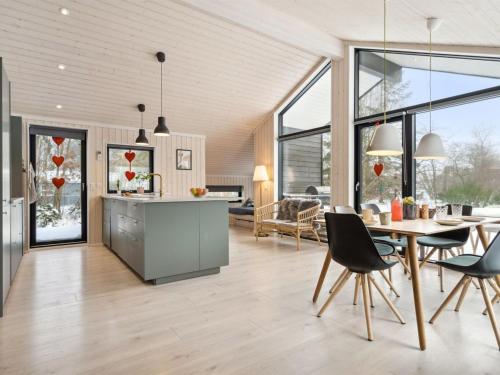 Restoran ili drugo mesto za obedovanje u objektu Holiday Home Gyri - 300m from the sea in Djursland and Mols by Interhome