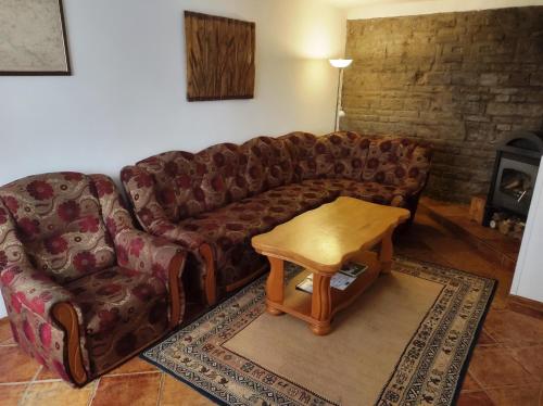 a living room with a couch and a table at Chalupy Majer Biffar in Dunajský Klátov