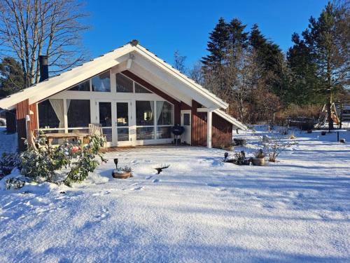 ØrstedにあるHoliday Home Alger - 450m from the sea in Djursland and Mols by Interhomeの雪の家