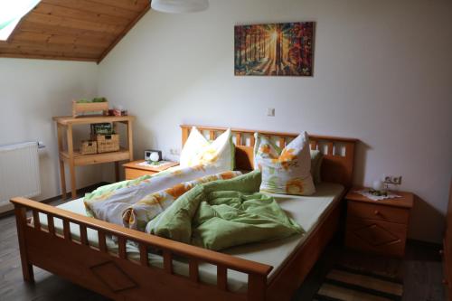 een slaapkamer met een bed met een houten frame bij Bio-Bauernhof Haunschmid in Ardagger Markt