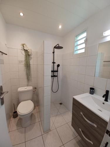 Ένα μπάνιο στο Charmant Bungalow Coco