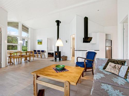 uma sala de estar com um sofá e uma mesa em Holiday Home Majvor - 200m from the sea in NE Jutland by Interhome em Hadsund