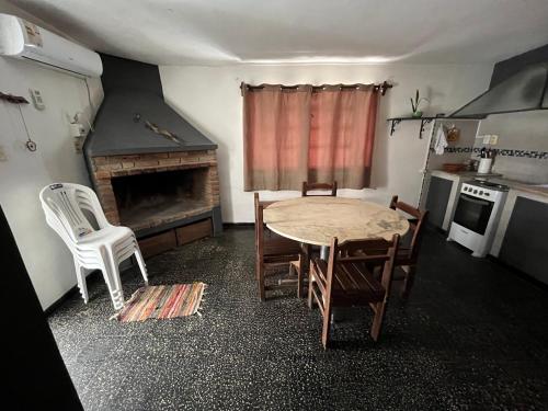 eine Küche mit einem Tisch und Stühlen im Zimmer in der Unterkunft María Chusena alojamiento 1 in Fray Bentos