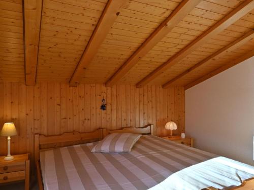 - une chambre avec un lit au plafond en bois dans l'établissement Apartment Tourbillon B 31 by Interhome, à Ovronnaz