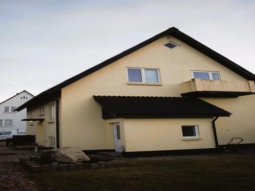 una casa grande con techo negro en Holiday Home Ullakarin - 200m from the sea in Western Jutland by Interhome, en Thyborøn