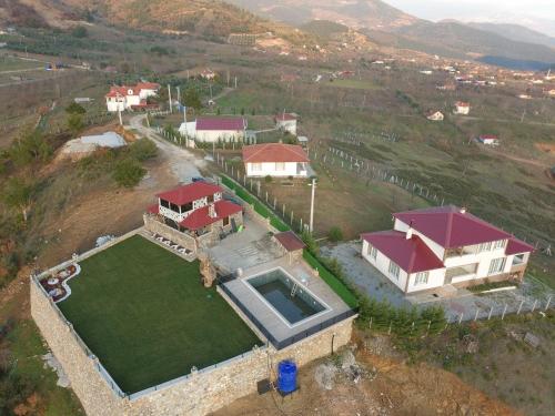 una vista aérea de una casa con una gran finca en harika manzaralı havuzlu villa en Pamukova