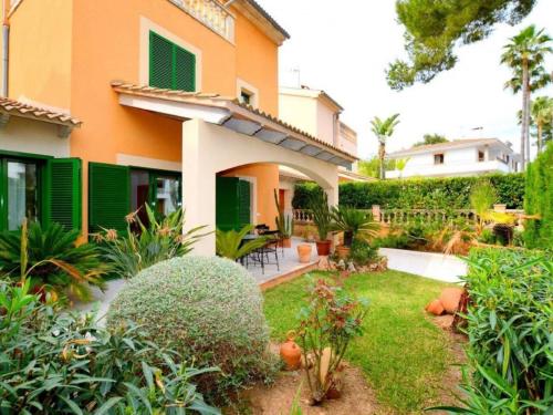 ein Garten vor einem Haus in der Unterkunft Holiday Home Sunwing Beach by Interhome in Port d'Alcúdia
