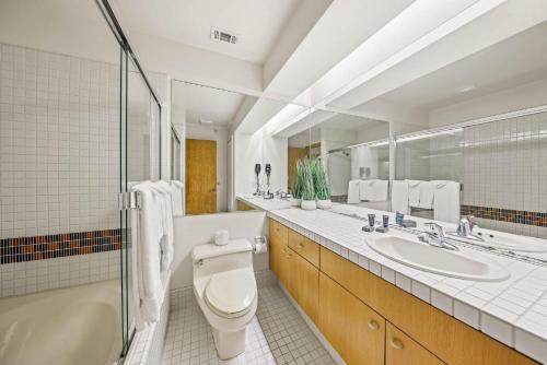 e bagno con servizi igienici, lavandino e vasca. di Studio Loft #305 a Olympic Valley