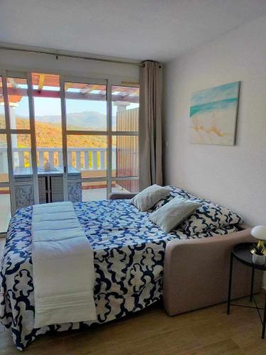 une chambre avec un grand lit et une fenêtre dans l'établissement Cap esterel Agay studio, à Saint-Raphaël