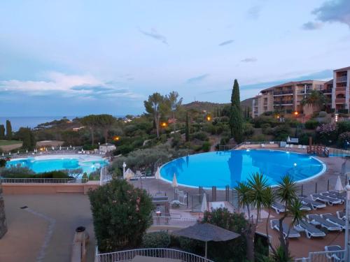 - une vue sur les 2 piscines d'un complexe dans l'établissement Cap esterel Agay studio, à Saint-Raphaël