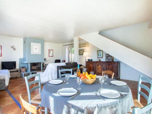 une salle à manger avec une table avec un bol de fruits dessus dans l'établissement Villa Les Mûriers by Interhome, à Cogolin