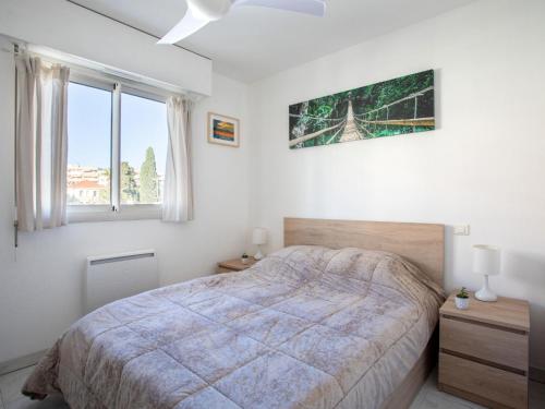 une chambre blanche avec un lit et deux fenêtres dans l'établissement Apartment Villa Emeraude by Interhome, à Cagnes-sur-Mer