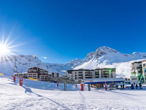 une station de ski dans la neige avec des montagnes en arrière-plan dans l'établissement Apartment Les Hauts du Val Claret - Val Claret-24 by Interhome, à Tignes