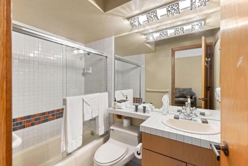 Phòng tắm tại Palisades Tahoe Lodge Rentals Studio Loft #331
