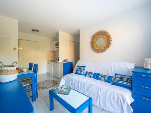 un salon avec un canapé blanc et une table bleue dans l'établissement Apartment Santa Barbara by Interhome, à Cavalaire-sur-Mer