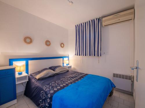 - une chambre avec un lit bleu et une tête de lit bleue dans l'établissement Apartment Santa Barbara by Interhome, à Cavalaire-sur-Mer