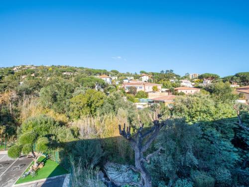 une vue aérienne sur une ville arborée et bâtie dans l'établissement Apartment Santa Barbara by Interhome, à Cavalaire-sur-Mer