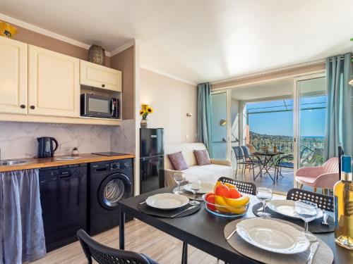 une cuisine et un salon avec une table avec des fruits dessus dans l'établissement Apartment Les Restanques Golfe Saint Tropez-9 by Interhome, à Grimaud