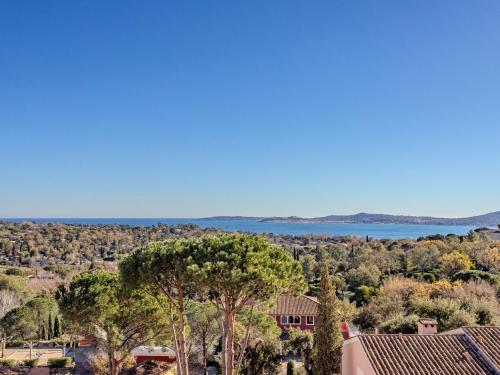 Cette maison offre une vue sur le lac. dans l'établissement Apartment Les Restanques Golfe Saint Tropez-9 by Interhome, à Grimaud