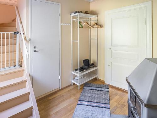 Cette petite chambre dispose d'un escalier et d'un placard. dans l'établissement Holiday Home Lehtola by Interhome, à Mäntsälä