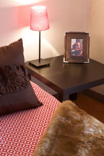 une photo d'un enfant sur une table à côté d'un lit dans l'établissement Le Chalet Viso Auberge gite, à Arvieux