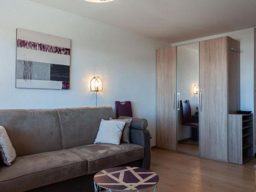 ein Wohnzimmer mit einem Sofa und einem Tisch in der Unterkunft Apartment Valaisia 24A by Interhome in Nendaz