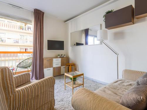 un salon avec deux canapés et une télévision dans l'établissement Apartment Les Arènes de Cimiez-1 by Interhome, à Nice