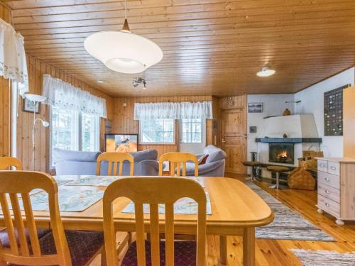 comedor con mesa de madera y sillas en Holiday Home Villa heikinniemi by Interhome en Joutsa