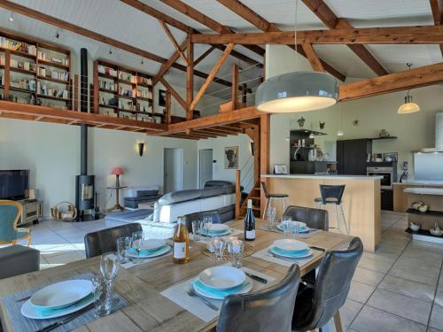 une salle à manger avec une table et des chaises dans l'établissement Holiday Home Charme de la Fradinière by Interhome, à Saint-Hilaire-de-Riez