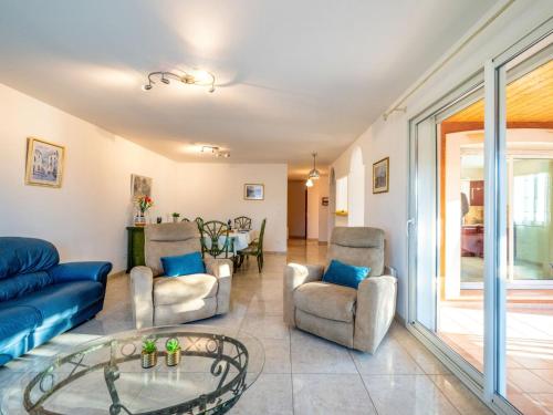 un salon avec un canapé, des chaises et une table dans l'établissement Holiday Home Maison des Pins Parasol by Interhome, à Plaissan