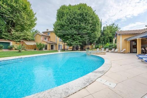 une piscine dans l'arrière-cour d'une maison dans l'établissement Mas de vacances classé 4 étoiles avec piscine, à Entraigues-sur-la-Sorgue