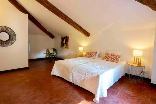 - une chambre avec un lit blanc et deux lampes dans l'établissement Mas de vacances classé 4 étoiles avec piscine, à Entraigues-sur-la-Sorgue