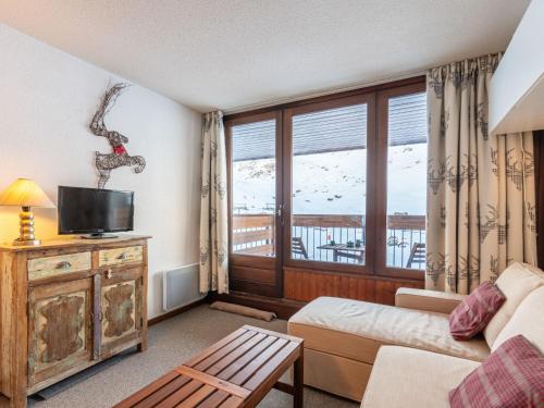 un salon avec un canapé et une grande fenêtre dans l'établissement Studio Le Borsat - Val Claret-17 by Interhome, à Tignes