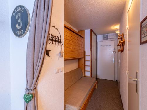 Cette petite chambre comprend un canapé et une porte. dans l'établissement Studio Le Borsat - Val Claret-17 by Interhome, à Tignes