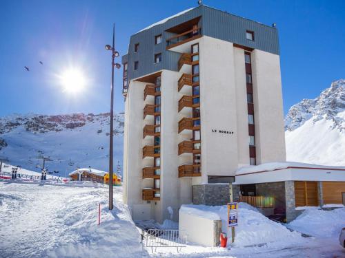 un bâtiment dans la neige devant une montagne dans l'établissement Studio Le Borsat - Val Claret-17 by Interhome, à Tignes