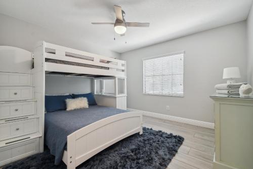 Ένα ή περισσότερα κρεβάτια σε δωμάτιο στο Lake House Westchase area. Heated Pool Waterfront!