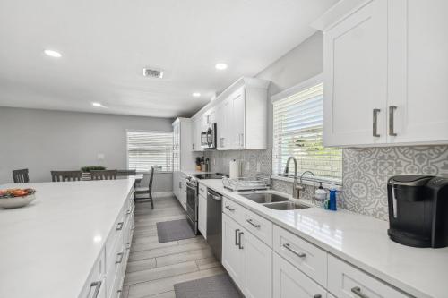 Η κουζίνα ή μικρή κουζίνα στο Lake House Westchase area. Heated Pool Waterfront!