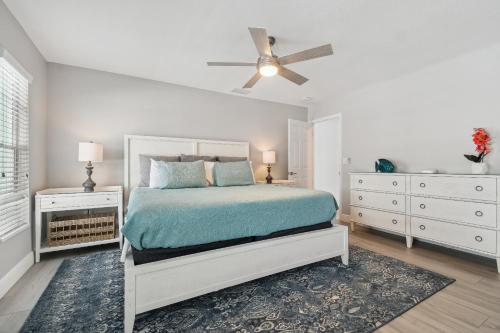 Ένα ή περισσότερα κρεβάτια σε δωμάτιο στο Lake House Westchase area. Heated Pool Waterfront!