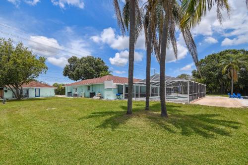 Κήπος έξω από το Lake House Westchase area. Heated Pool Waterfront!