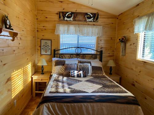 Un pat sau paturi într-o cameră la LilyBear Cabin